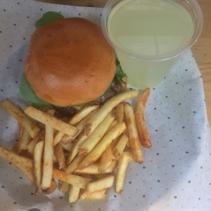 Smoking Molly, Cajun Fries, Limonada Natural