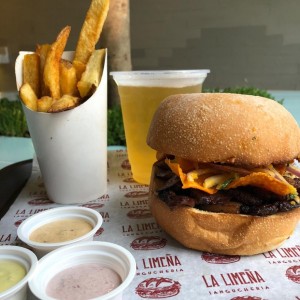 Sanguche de chicharrón peruano 