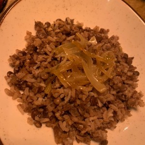 Arroz con lentejas encebollado