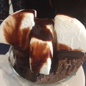 Brownie con helado