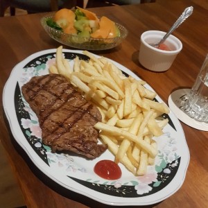 baby beef al carbon con papitas y ensalada