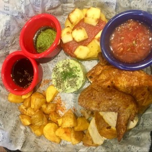 1/4 Pollo Rostizado, puré de platano maduro, salsas 