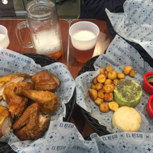 pollo rostizado, pega, guacamole, papas criollas y refajo 