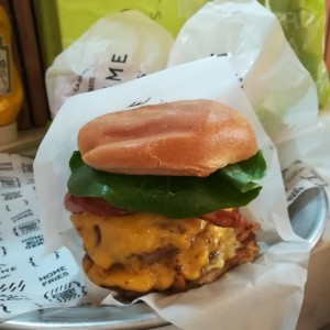 Hamburguesa doble con queso y tocineta. 