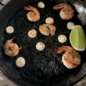 Arroz negro ( Alioli y Camarones)