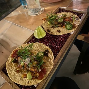 taco de chicharron y taco de langostinos 
