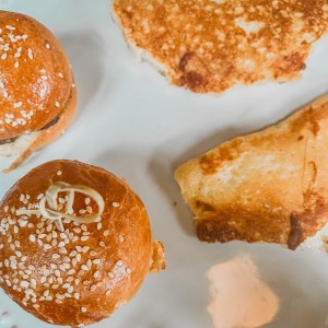 Mini hamburguesas y arepa de choclo