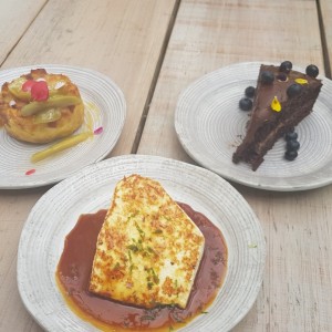 cuajada con melao, torta de almojabana y torta de chocolate