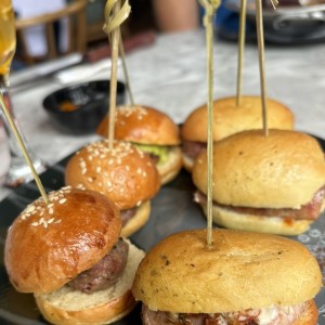 Mini hamburguesa y choripanes