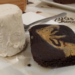 Brownie con helado de te chaii (leche de coco)