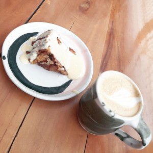 Capuchino y torta de pan con crema inglesa