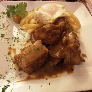 costillas de cerdo al romero y cerveza con papas estrelladas