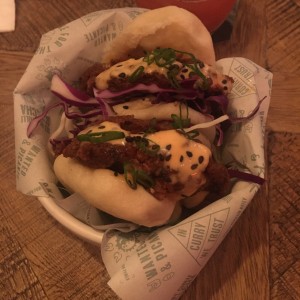 Bao con pollo crujiente y siracha