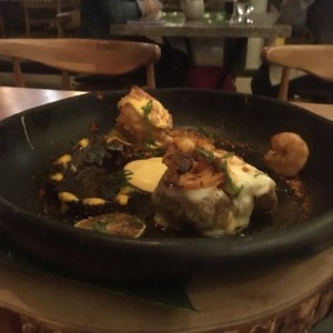 lomo, camaron, pulpo y croqueta de papa con queso 7 cueros