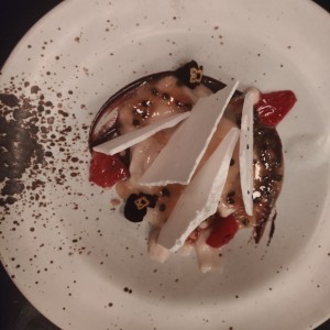 Postre con merengón, fresas ahumadas, maracuyá y chocolate
