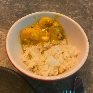 cazula porcionada con arroz de ajo y 7 cueros