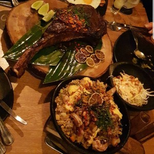 Tomahawk y arroz Yakimeshi