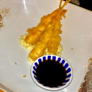 langostinos apanados encima de hummis de edamame