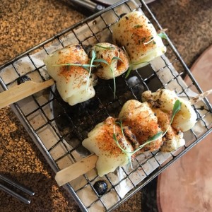 Queso de capas con especies y salsa agridulce