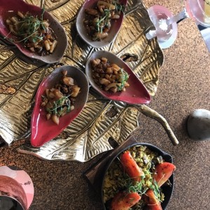 Mixtos de mariscos y arroz de jazmin con lomo