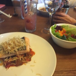 salmon con papa tostada y ensalada