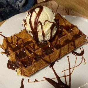 Wafle con helado de arequpe y nutella