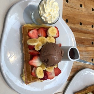 Gofre chocolate con fresas y banano