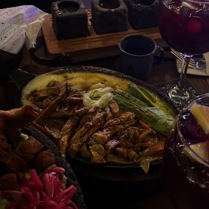 Fajitas de Pollo y Molcajete de Chicharron de Lomo