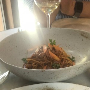 Pasta con cochinillo estofado