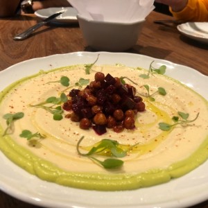 Hummus de garbanzo, aguacate y remolacha
