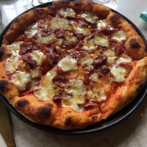 Pizza de panceta brie y miel