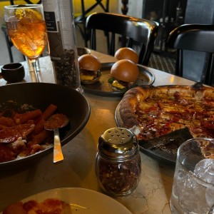 Mini burgers, pizza trufada