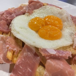 Huevos rotos con jamon 