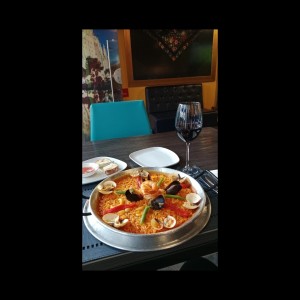 Paella Valenciana y vino tinto