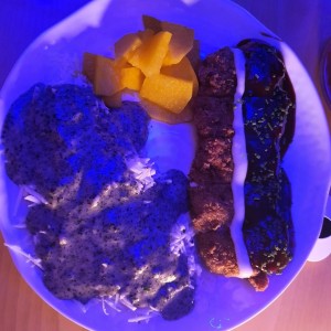 Donkkas de queso. Cerdo apanado relleno de queso mozarella, acompañado con arroz, navos amarillo, ensalada de casa con salsa de ajonjolí negro.