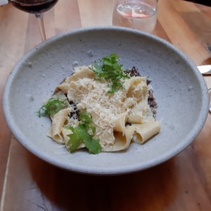 Pasta gruesa de la casa con rabo de toro