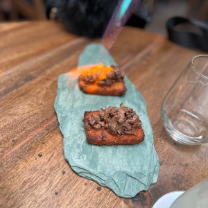Galletas de maiz pelado con asado de tira