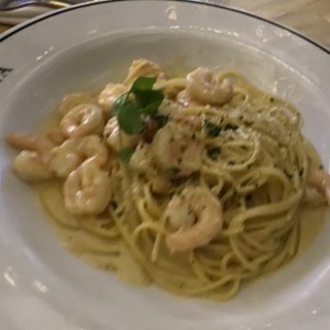 Pasta alfredo con camarones