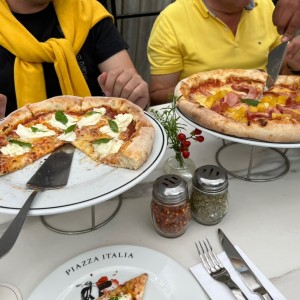 Pizza burrata y hawaiana