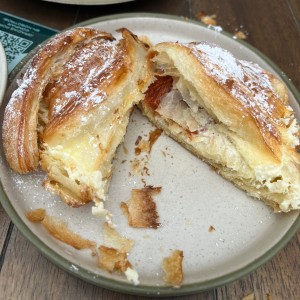 Croissant de ricotta y guayaba 