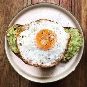 Tostada de aguacate con huevo