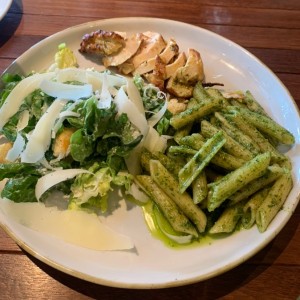 Pasta al pesto y ensalada cesar pollo
