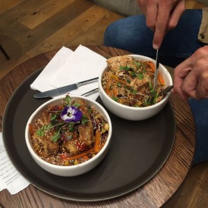 pollo en curry (derecha) y tofu (izquierda)