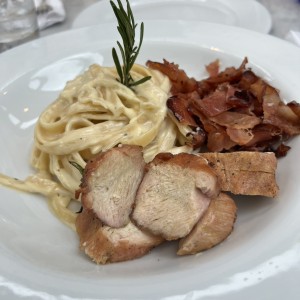 Fettucinni con tocino y pollo