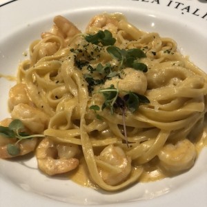 Fettucine Alfredo con Camarones