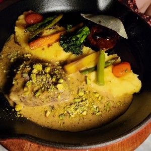 Lomo en reduccion de balsamico y lomo e en salsa de Pistacho.
