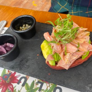 Tostada de Aguacate con Trucha 