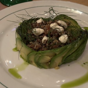 Corona de aguacate con tartare de salmon