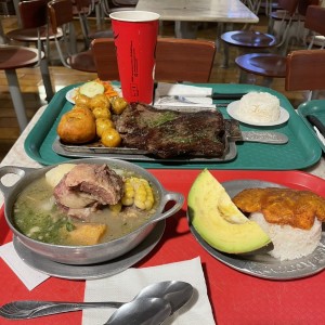 Sopa de costilla de res y sobrebarriga a la plancha