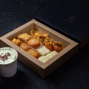 caja mixta de baklavas y helado